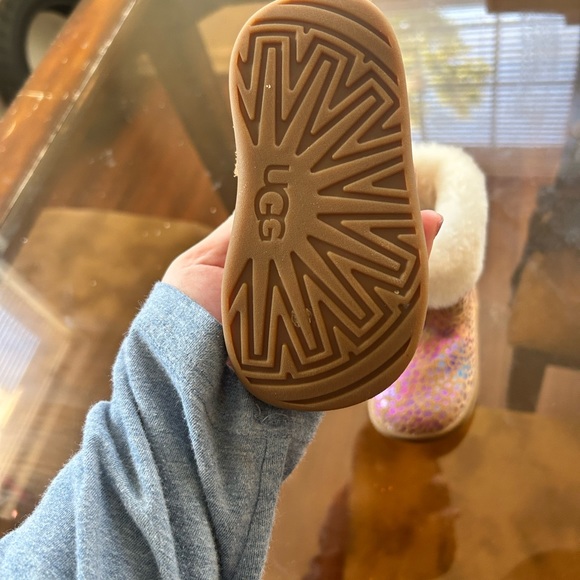 Selling toddler size 5/6 UGG boots. Used but in great condition. - Picture 4 of 6
